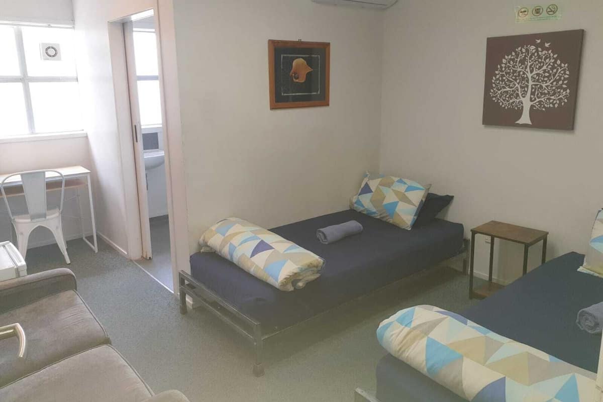 Twin kamer, privébadkamer | Een bureau, een laptopwerkplek, gratis wifi, beddengoed