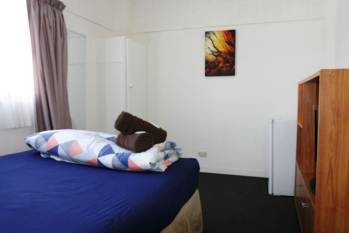 Tweepersoonskamer, gedeelde badkamer | Een bureau, een laptopwerkplek, gratis wifi, beddengoed