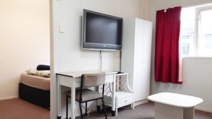 مكتب ومساحة عمل للكمبيوتر المحمول وواي فاي مجانًا وملاءات أسرّة