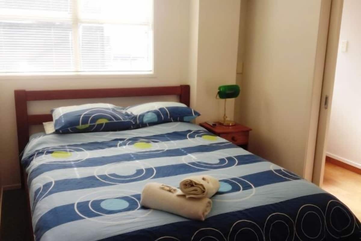 Een bureau, een laptopwerkplek, gratis wifi, beddengoed