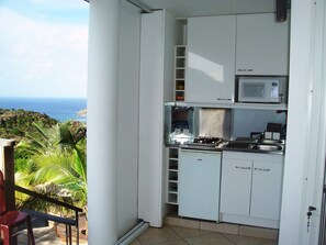 Romantic Cottage, 1 Bedroom, Pool Access, Sea View | Private kitchenette