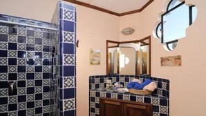 Standard-Doppelzimmer, 1 Doppelbett, eigenes Bad | Badezimmer | Kostenlose Toilettenartikel