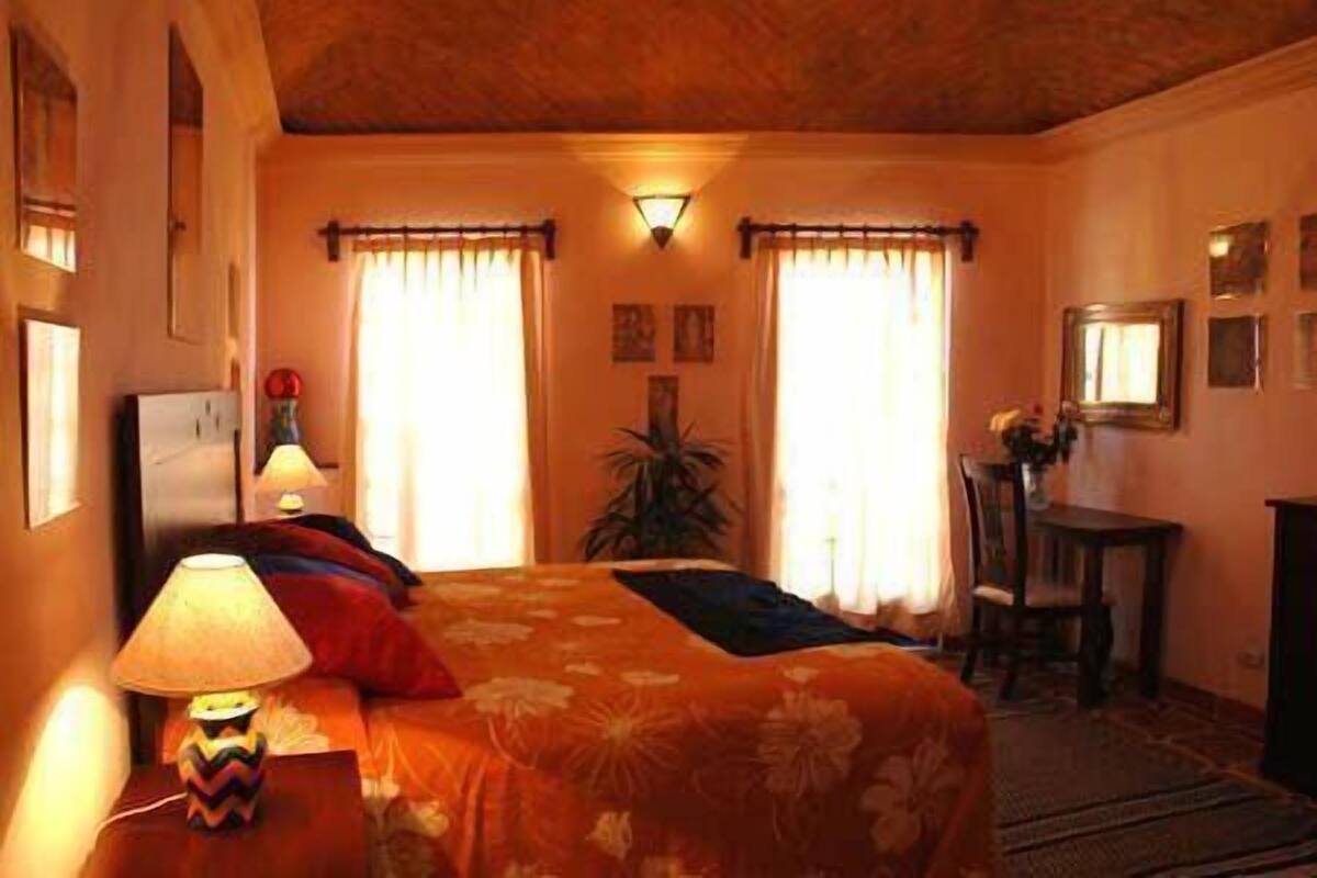 In-room safe, desk, free WiFi