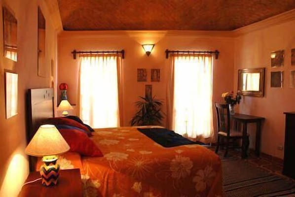 Suite, 1 letto king, terrazzo | Una cassaforte in camera, una scrivania, Wi-Fi gratuito