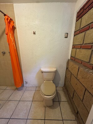 Habitación triple | Baño | Regadera, amenidades de baño gratuitas, toallas, jabón 