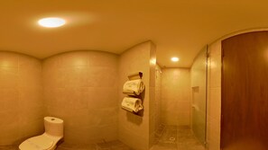 Regadera, amenidades de baño gratuitas, secadora de cabello, pantuflas