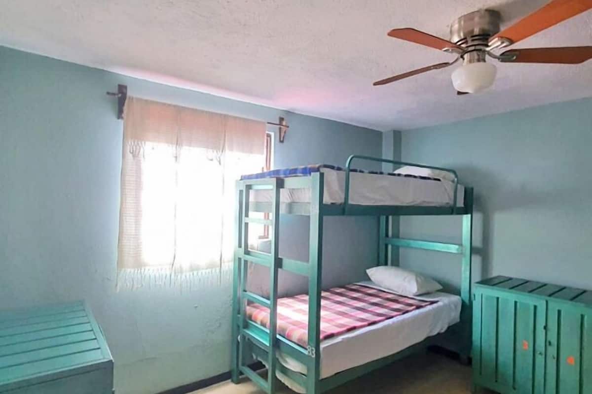 Dormitorio condiviso, dormitorio misto (4 beds) | Ferro/asse da stiro, Wi-Fi gratuito, lenzuola