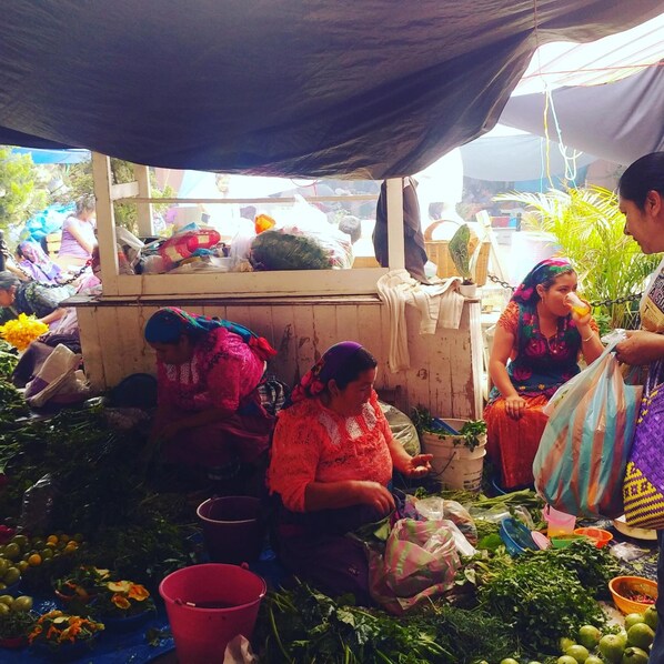 Un puesto de mercado con varias frutas y verduras.