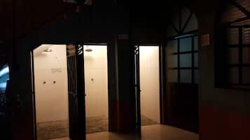 Ducha, artículos de tocador gratuitos, secador de pelo, toallas