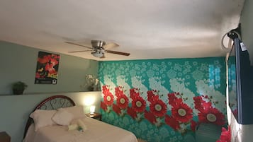 Habitación, 1 cama matrimonial, baño compartido | Tabla de planchar con plancha, wifi gratis y ropa de cama