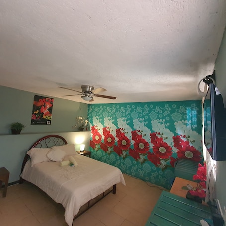 Tabla de planchar con plancha, wifi gratis y ropa de cama