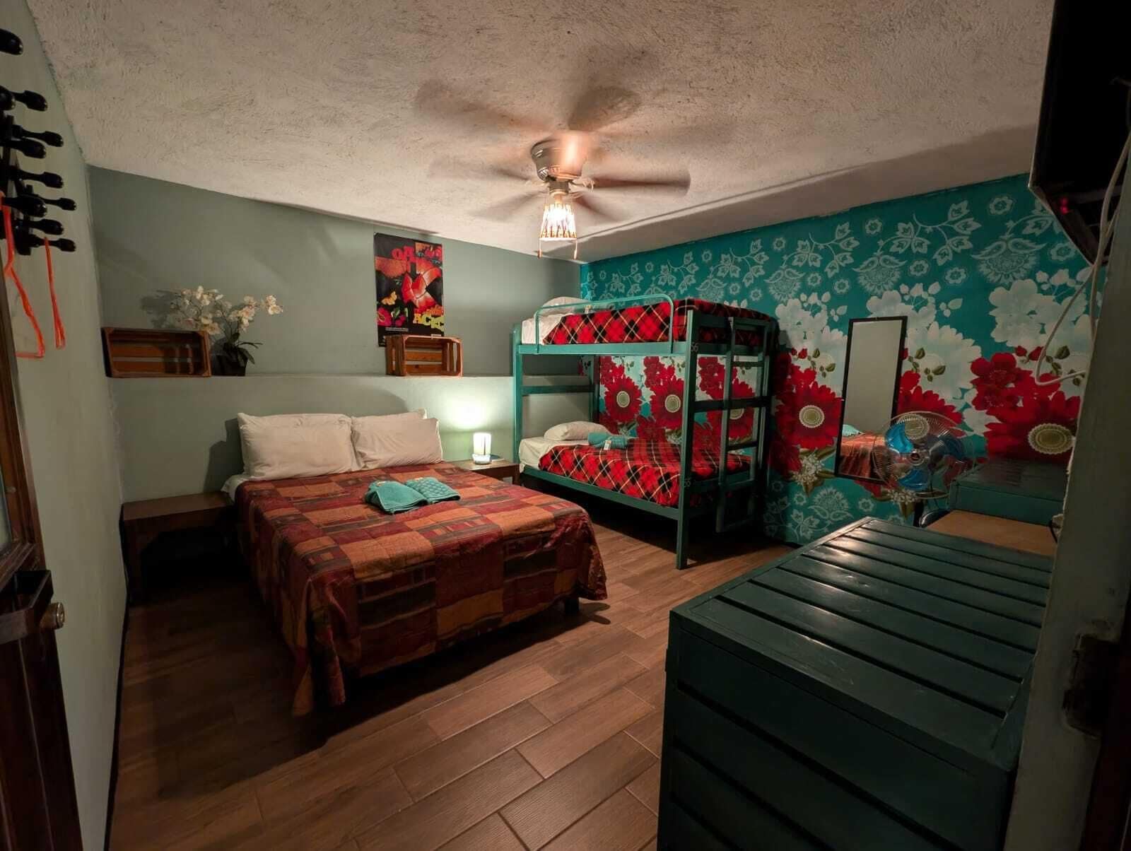 Habitación Familiar para 4 personas | Iron/ironing board, free WiFi, bed sheets