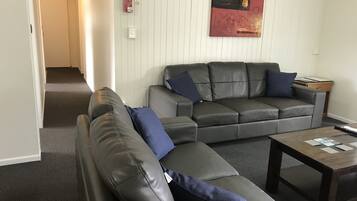 Familie appartement, 3 slaapkamers, balkon | Woonruimte | Een 32-inch flatscreentelevisie met digitale zenders en een televisie