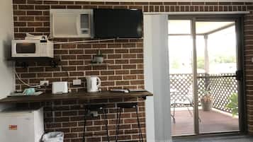 Queen Deluxe with Balcony | Iron/ironing board, free WiFi, bed sheets, wheelchair access