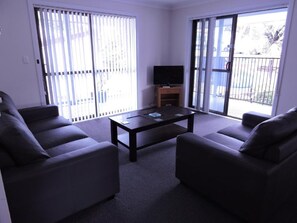 Departamento familiar, 3 habitaciones, balcón | Sala de estar | Televisión de pantalla plana de 32 pulgadas con canales digitales 