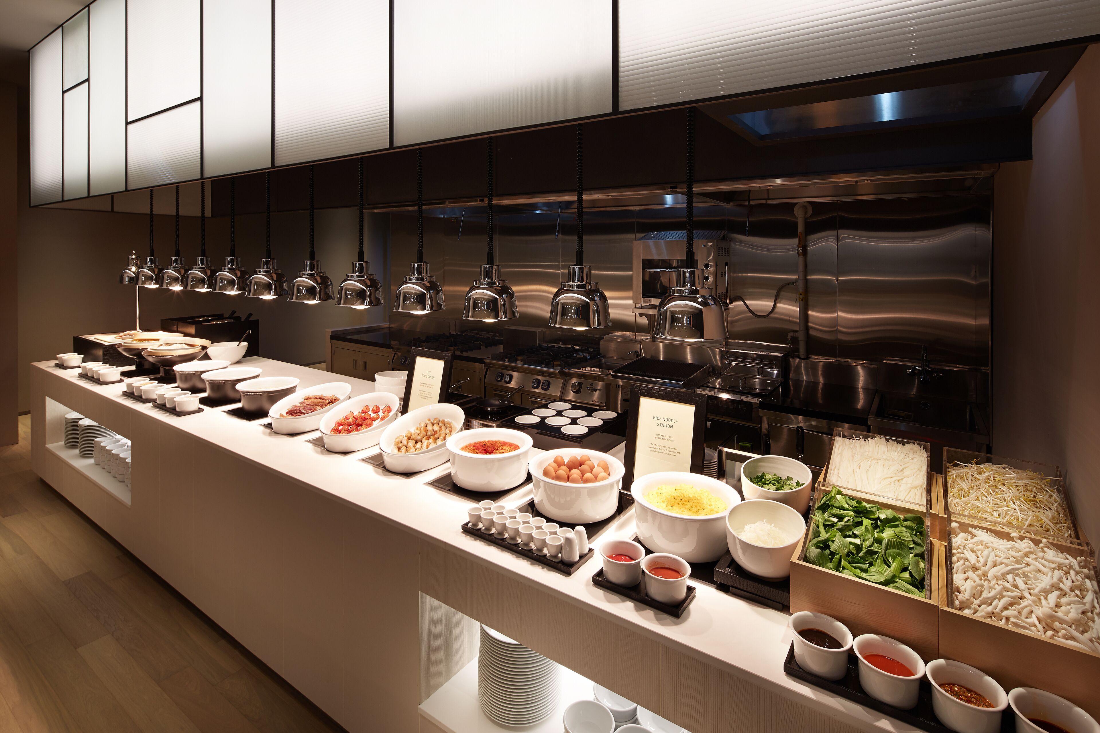 Un buffet proposant une variété de plats et d'accompagnements.