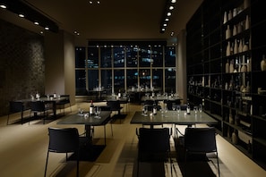 Bar (trong khuôn viên)