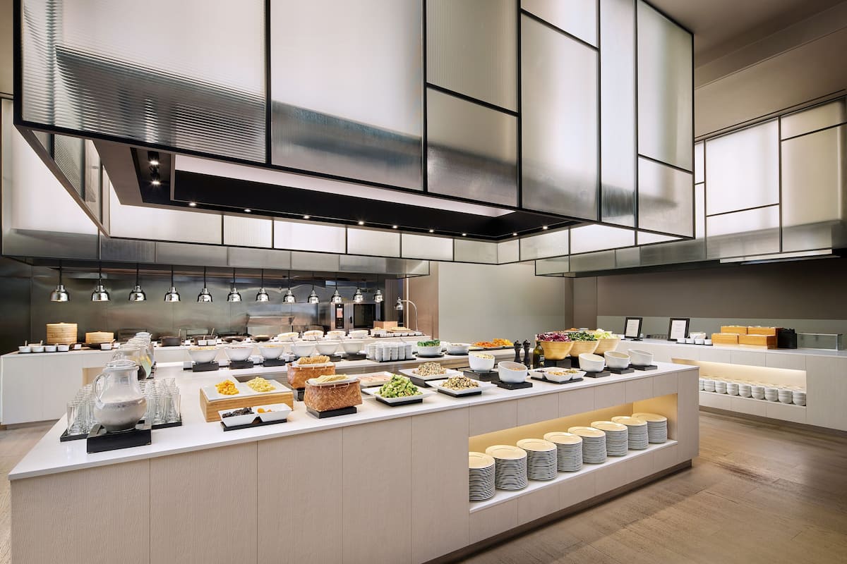 Un buffet moderne, avec une variété de plats et d’ustensiles de service.