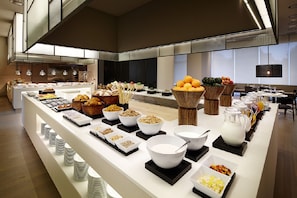 Petit déjeuner, déjeuner et dîner servis sur place