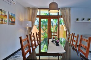 Vila, 3 quartos, piscina particular | Opções para refeição no quarto