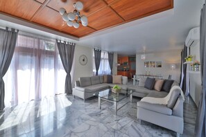 Villa, 4 habitaciones, piscina privada | Zona de estar | Una televisión LCD