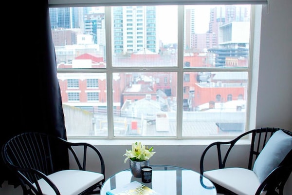 Dihias secara berasingan, dilengkapkan perabot secara berasingan, meja