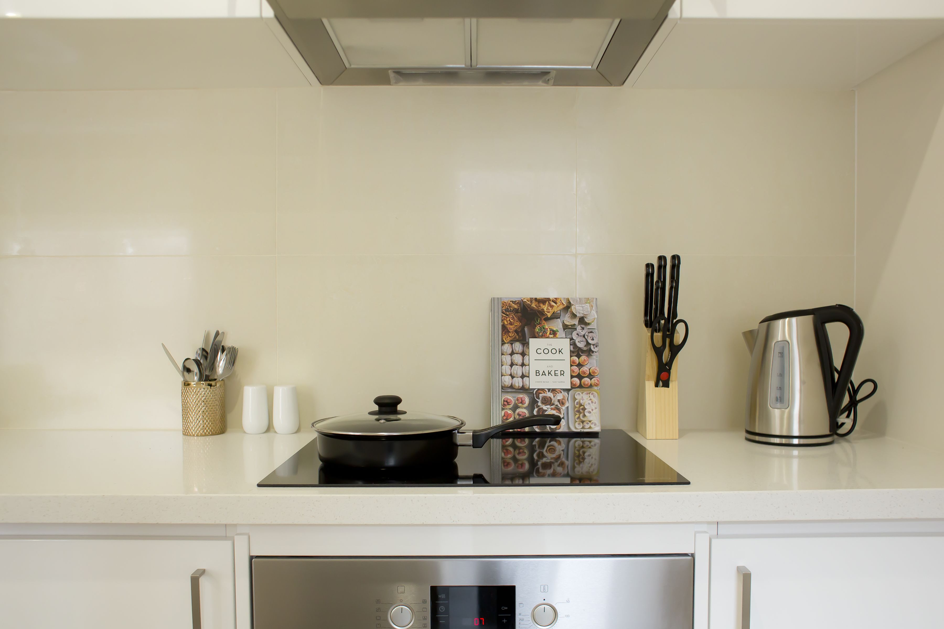 Full-size fridge, microwave, stovetop, dishwasher