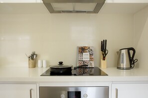 Lemari es besar, microwave, kompor, dan mesin pencuci piring