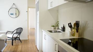 Full-sized fridge, microwave, stovetop, dishwasher