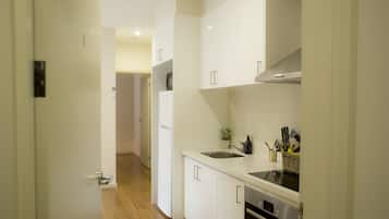 Full-sized fridge, microwave, stovetop, dishwasher