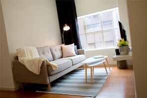 TV layar datar, pemutar DVD, dan film berbayar