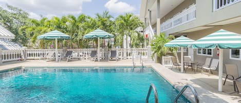 Hồ bơi ngoài trời, ghế dài tắm nắng