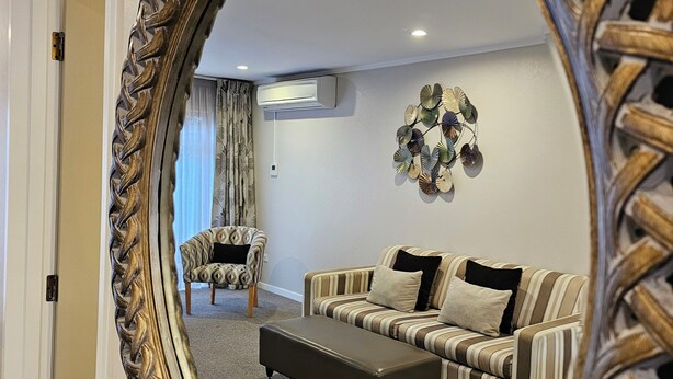 Premium Two Bedroom | Una scrivania, postazione laptop, tende oscuranti, ferro/asse da stiro