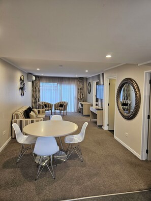 Premium Two Bedroom | Individuelt dekorert, individuelt innredet og skrivebord