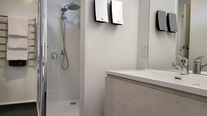 Premium One Bedroom | Bathroom | Shower, free toiletries, hair dryer, towels - Asure Destiny on Fitzherbert Motel (Palmerston North)