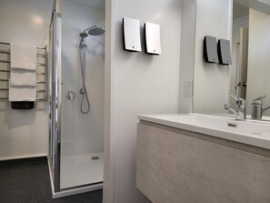 Premium One Bedroom | Bad | Dusj, toalettartikler (inkludert), hårføner og håndklær