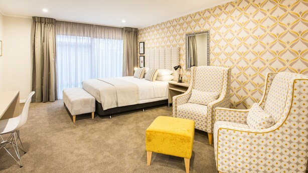 Premium Studio Spa | Desk, laptop workspace, blackout curtains, iron/ironing board - Asure Destiny on Fitzherbert Motel (Palmerston North)