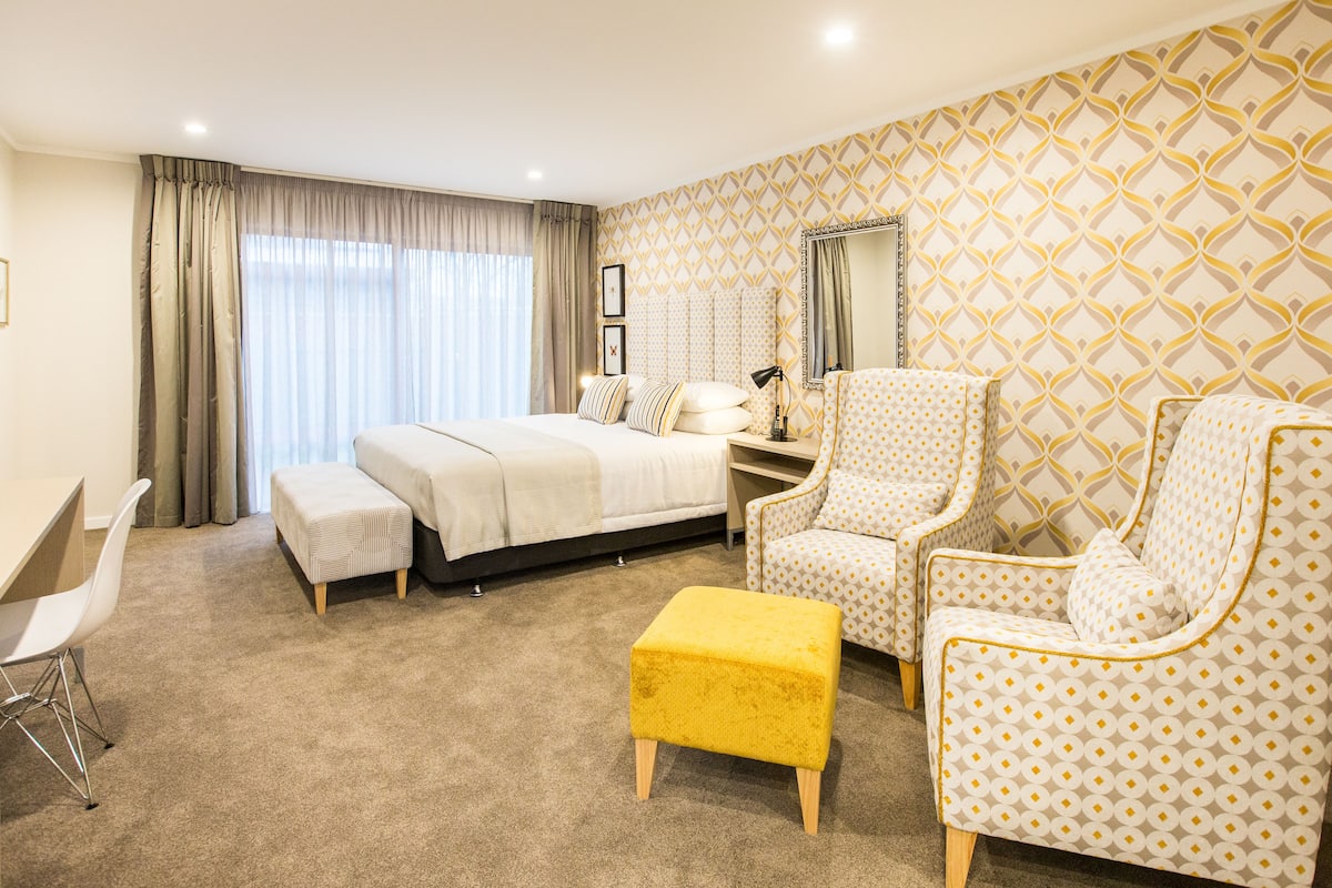 Premium Studio Spa | Individually decorated, individually furnished, desk, laptop workspace
