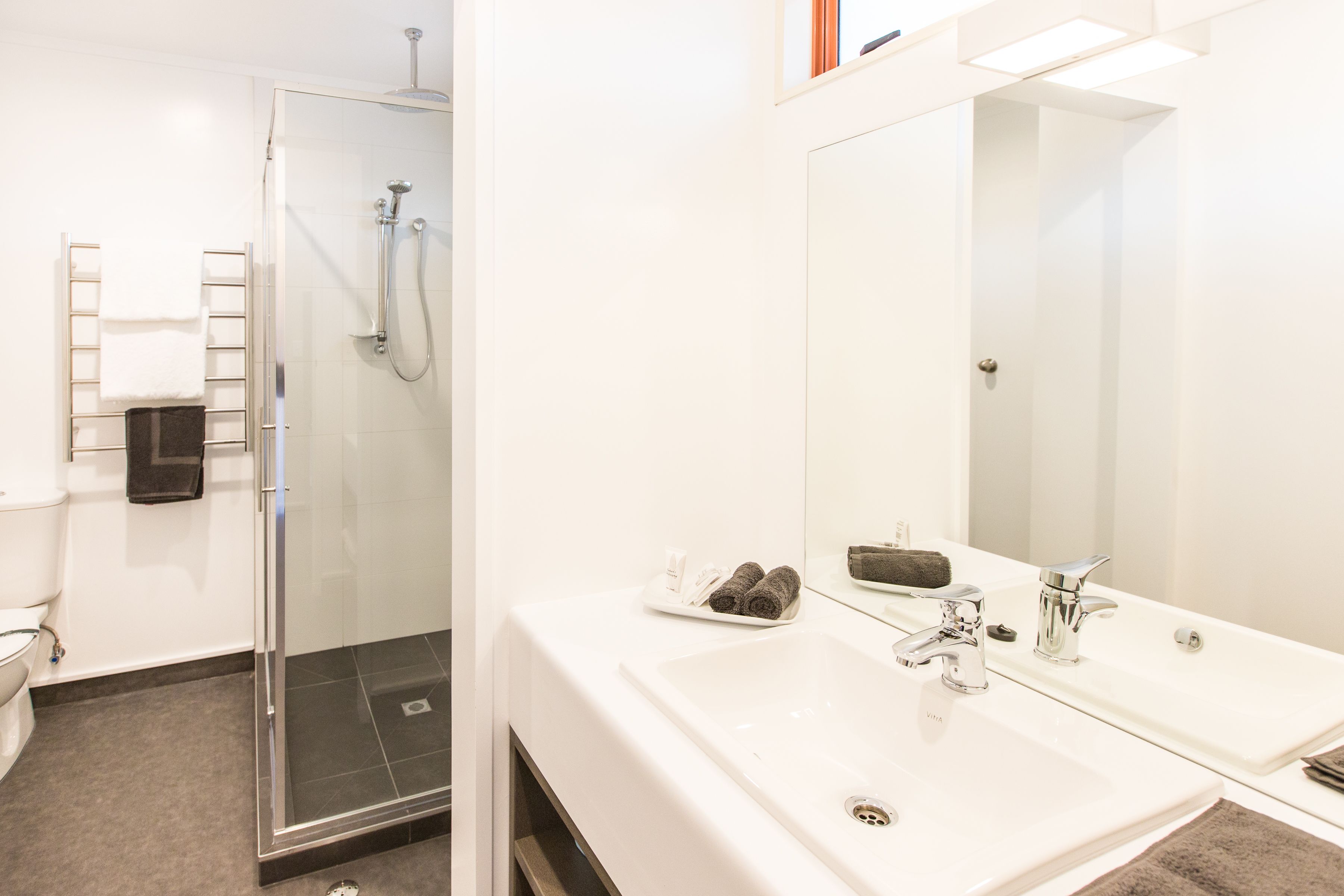 Premium One Bedroom | 浴室 | 淋浴设施、免费洗浴用品、吹风机、毛巾