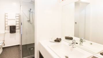 Premium One Bedroom | Baño | Ducha, artículos de higiene personal gratuitos y secador de pelo