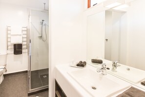 Premium One Bedroom | Salle de bain | Douche, articles de toilette gratuits, sèche-cheveux