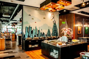 朝食 (コンチネンタル ブレックファスト)、毎日提供 (1 名様 25 MYR)