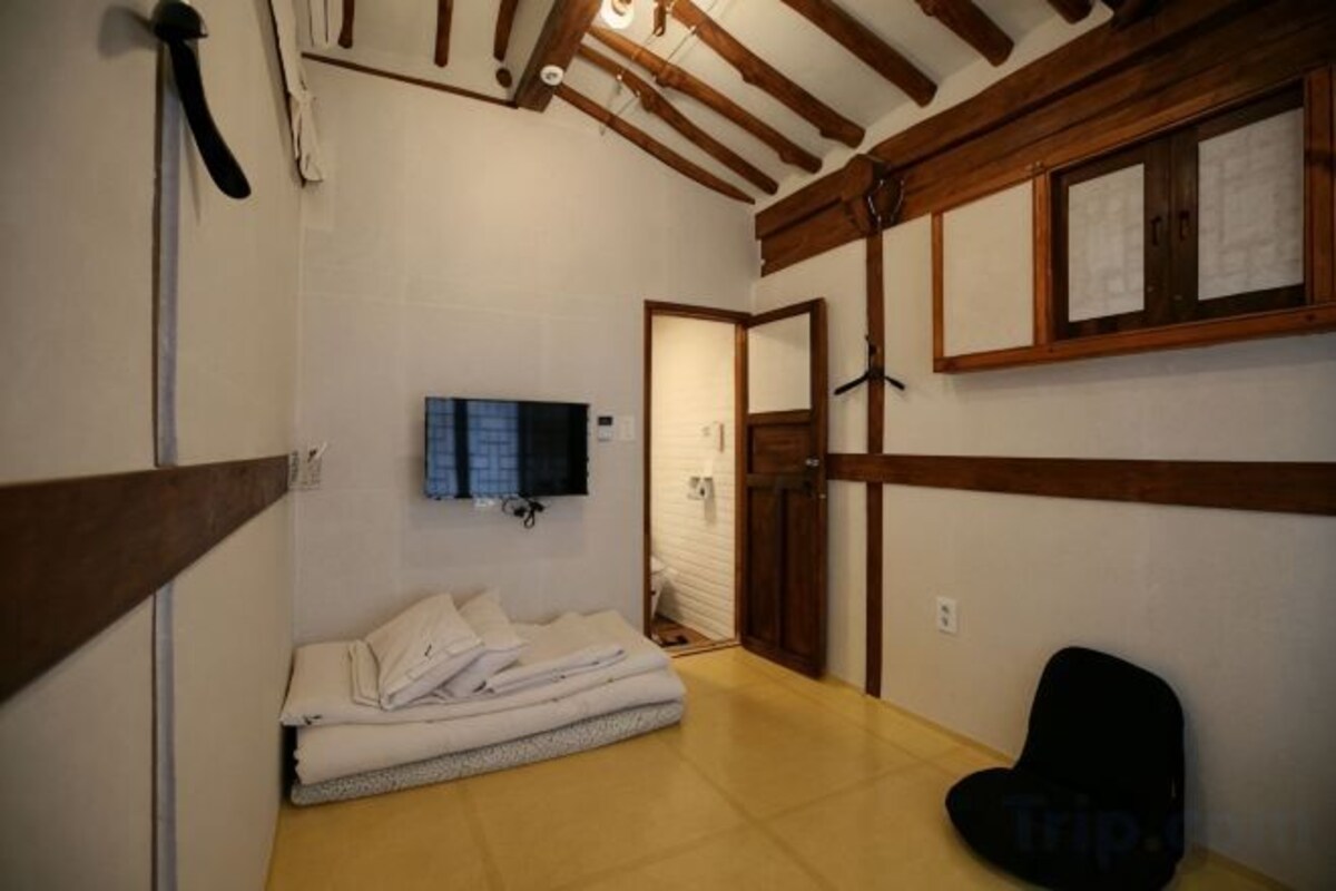 Soundproofing, free WiFi, bed sheets