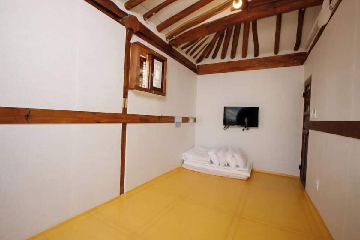 Soundproofing, WiFi (free), bed sheets