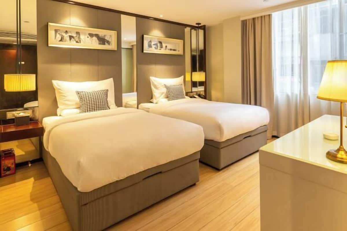 Minibar, Zimmersafe, Schreibtisch, Verdunkelungsvorhänge