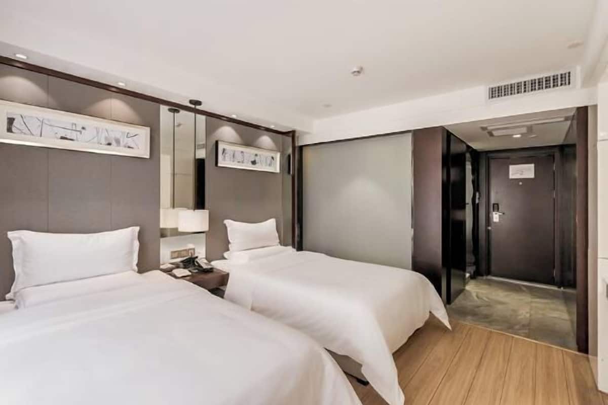 Minibar, Zimmersafe, Schreibtisch, Verdunkelungsvorhänge
