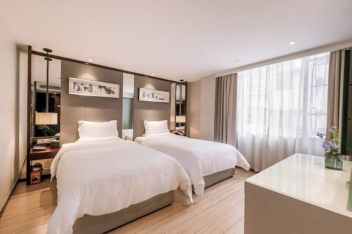 Deluxe-Zweibettzimmer | Minibar, Zimmersafe, Schreibtisch, Verdunkelungsvorhänge