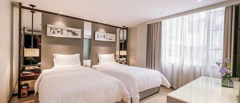 Minibar, caja de seguridad en la habitación y escritorio