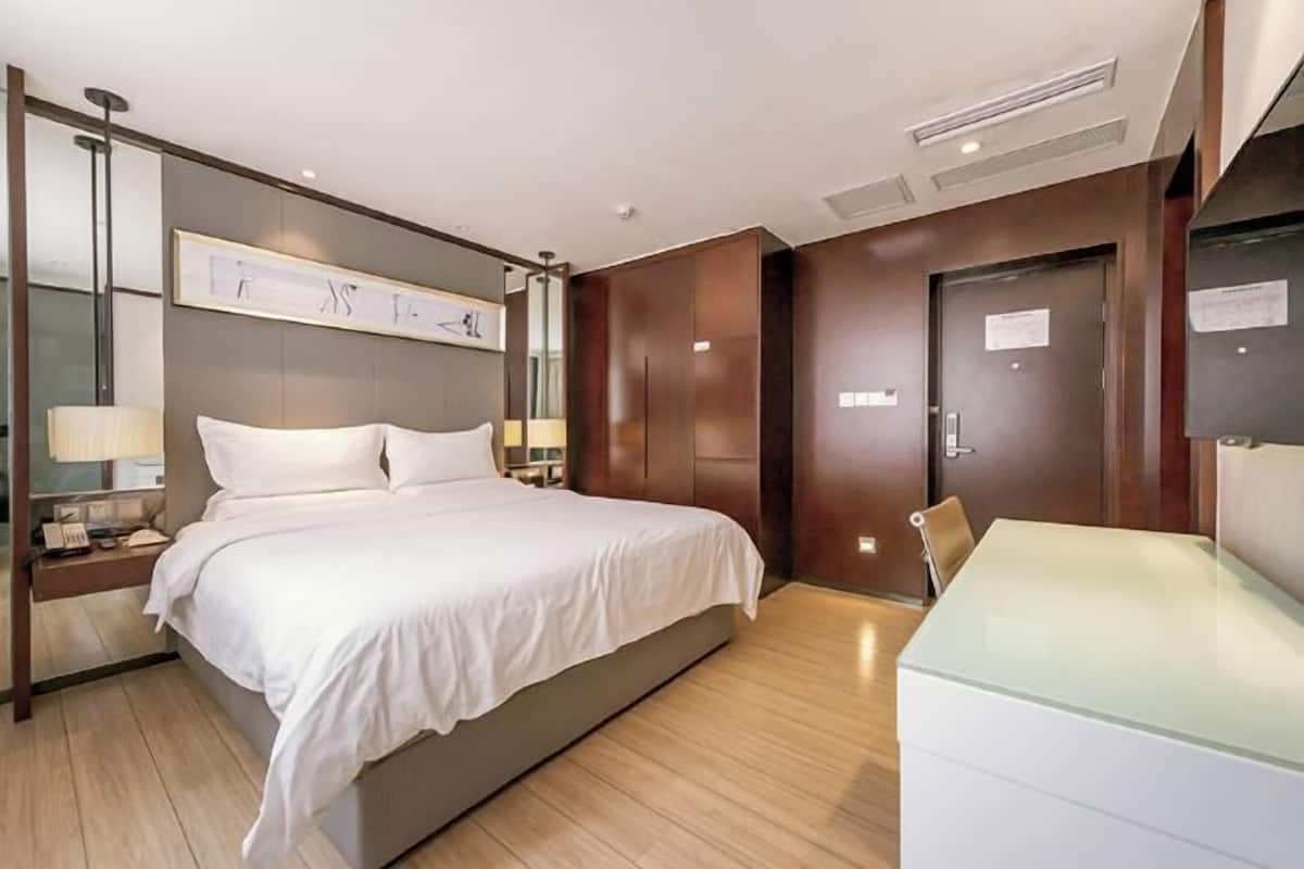 Minibar, Zimmersafe, Schreibtisch, Verdunkelungsvorhänge