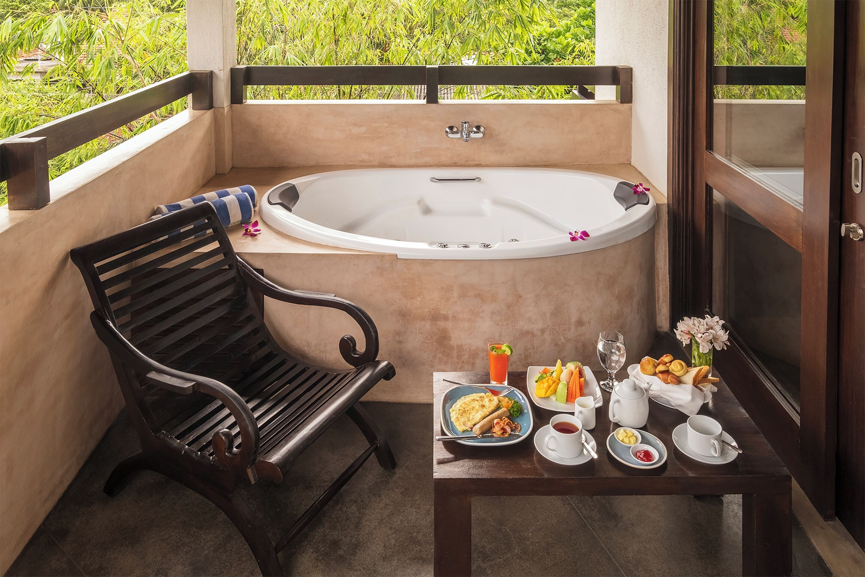 Suite with Private Terrace & Jacuzzi Includes Free Airport pick-up or drop-off | Bettwäsche aus ägyptischer Baumwolle, hochwertige Bettwaren